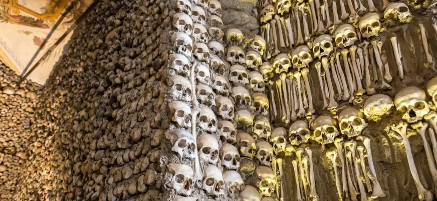 Interior de la Capilla de los Huesos de Évora, Portugal, con muros de calaveras.