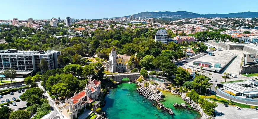 Vista aérea de Cascais con su costa y edificios históricos.