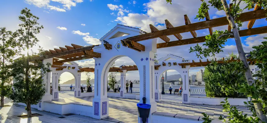 Mirador del casco antiguo de Benidorm con pérgolas blancas y vistas al mar