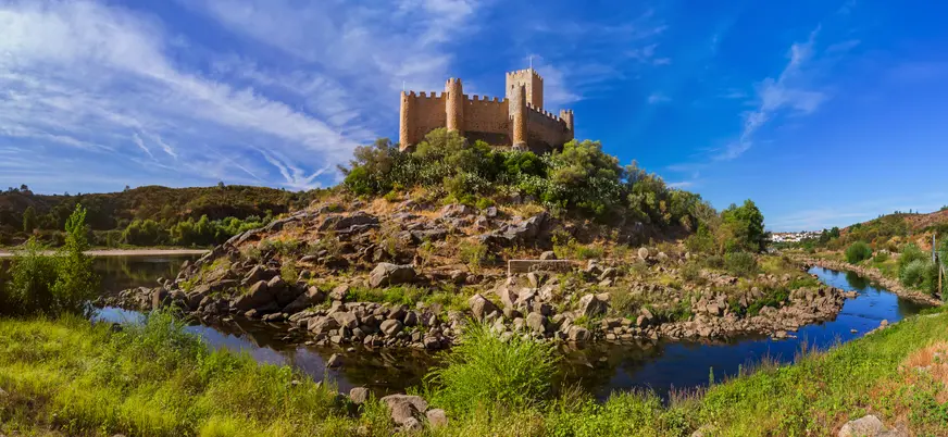 Castillo de Almourol sobre el río Tajo, en Vila Nova da Barquinha, Portugal.