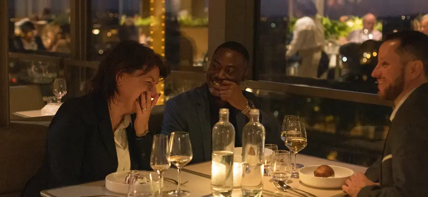 Con amigos, en familia o, simplemente, para pasar un buen rato en compañía, Madame Brasserie es uno de los mejores restaurantes de París. ¡No lo dudes y vívelo en persona!