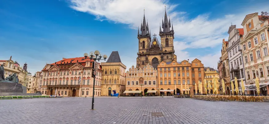 Plaza de la Ciudad Vieja de Praga con la Iglesia de Týn al fondo