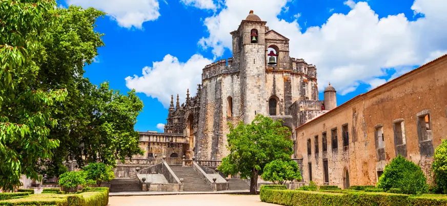 Convento de Cristo en Tomar, Portugal, con su icónica charola y jardines.