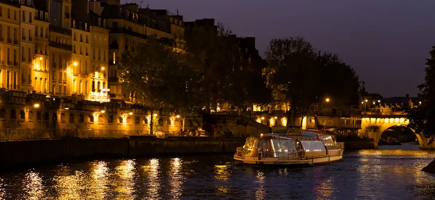 Mientras el crucero recorre el Sena, irás viendo monumentos destacados de París como Notre Dame o El Louvre.