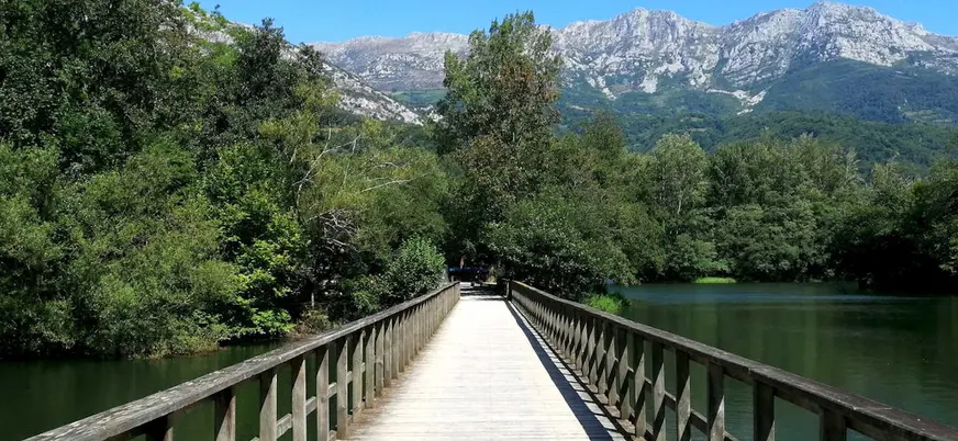 Embalse de Valdemurio en la Senda del Oso, Asturias, zona ideal para descansar