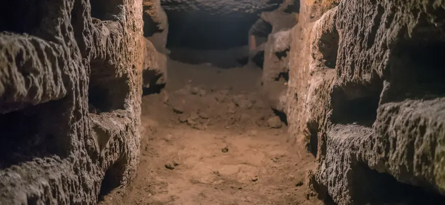 Interior de las catacumbas de Roma.
