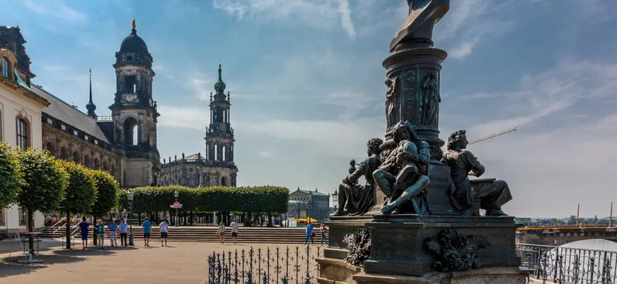 Estatua en la Terraza Brühl con vistas al río Elba y edificios históricos en Dresde.
