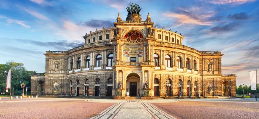 Palacio Zwinger con su ornamentada arquitectura barroca en Dresde, Alemania.
