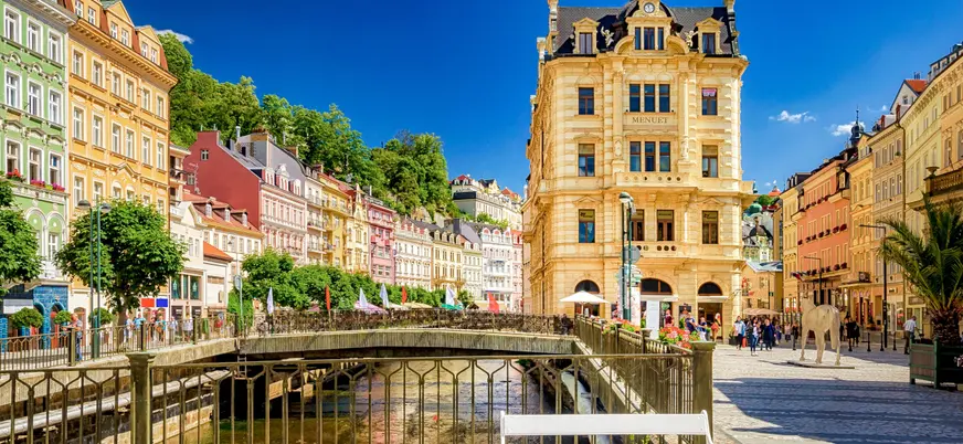 Puente y edificios barrocos junto al río en Karlovy Vary.