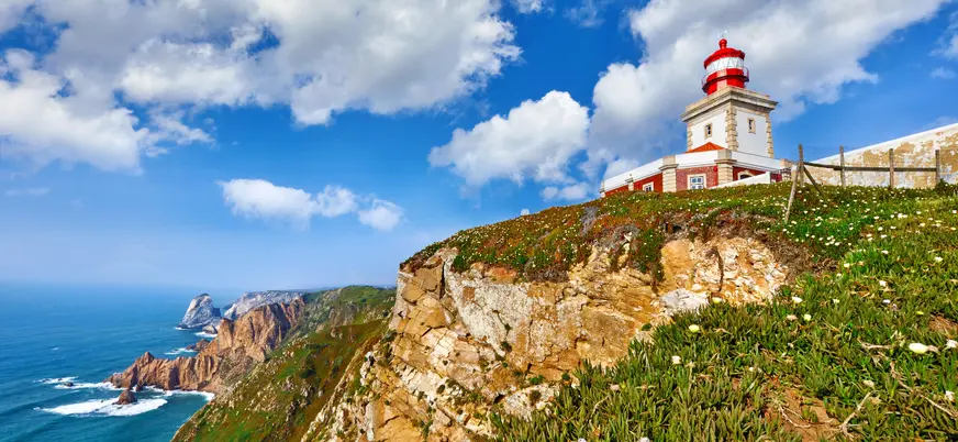 Faro del Cabo da Roca sobre acantilados con vistas al océano Atlántico.