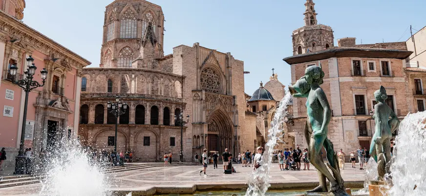 En nuestro free tour visitaremos la majestuosa fuente del Turia, situada en la Plaza de la Virgen.