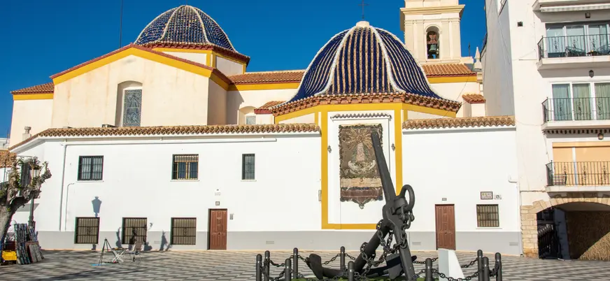 Iglesia de San Jaime y Santa Ana con cúpulas azules en Benidorm