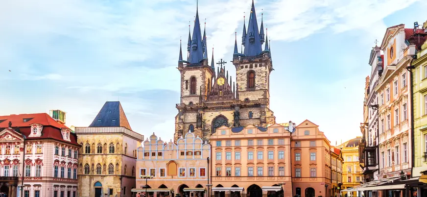 Iglesia de Týn en la Plaza de la Ciudad Vieja de Praga al amanecer