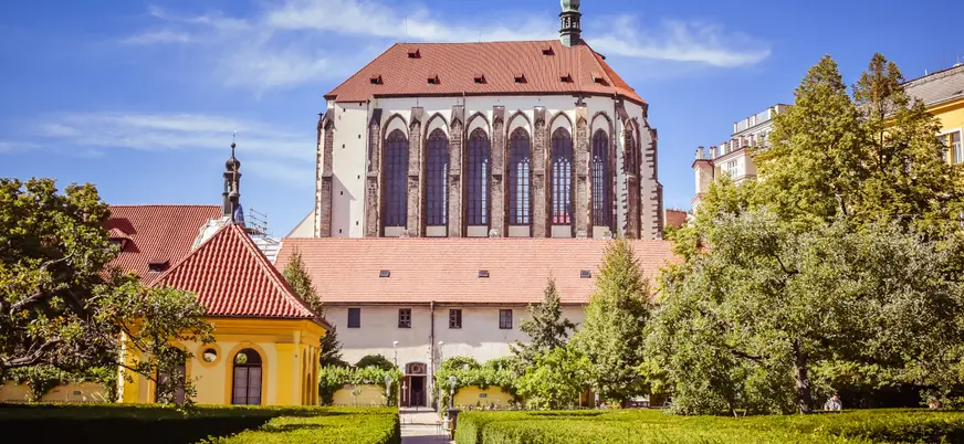 Jardines Franciscanos con vista al templo gótico en Praga, República Checa