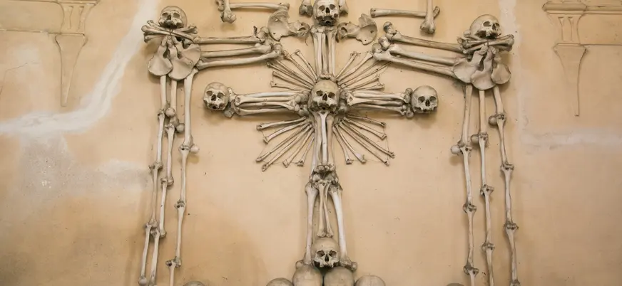 Escudo de armas hecho de huesos y calaveras en el Osario de Sedlec, Kutná Hora.