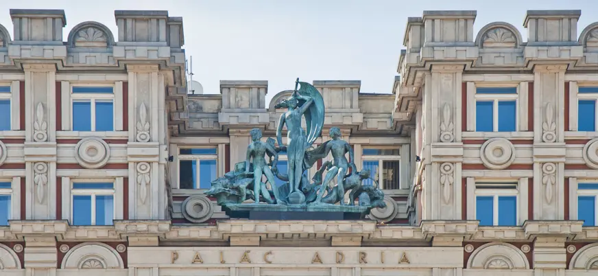 Fachada rondocubista del Palacio Adria en Praga, República Checa