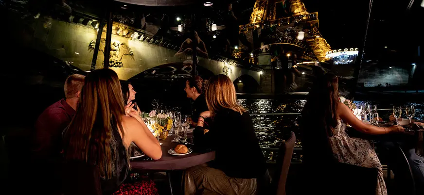 El embarcadero se encuentra a los pies de la majestuosa Torre Eiffel, un punto ideal para comenzar esta exclusiva travesía.