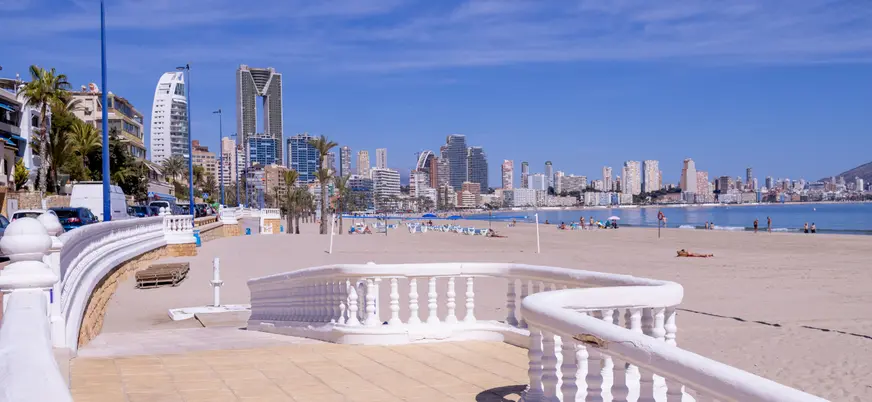 Paseo junto a la playa de Poniente con vistas al skyline de Benidorm