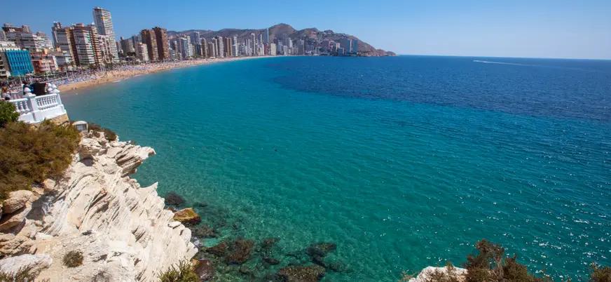 Vista de la playa de Levante y el skyline de Benidorm desde el mirador