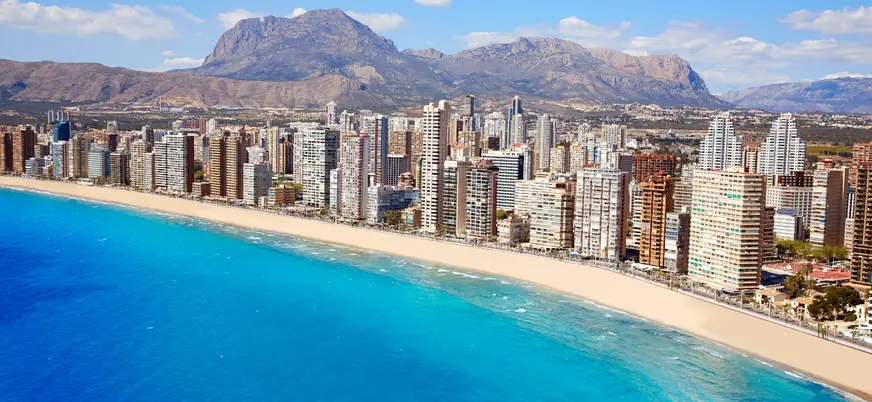 Vista aérea de la playa de Levante con rascacielos al fondo en Benidorm