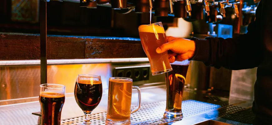 Variedad de cervezas servidas en pub de Praga, República Checa