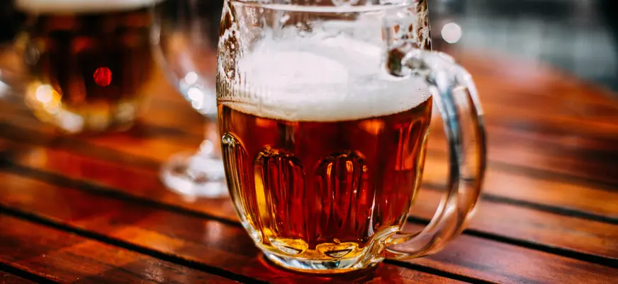 Jarra de cerveza en cervecería en Praga, República Checa