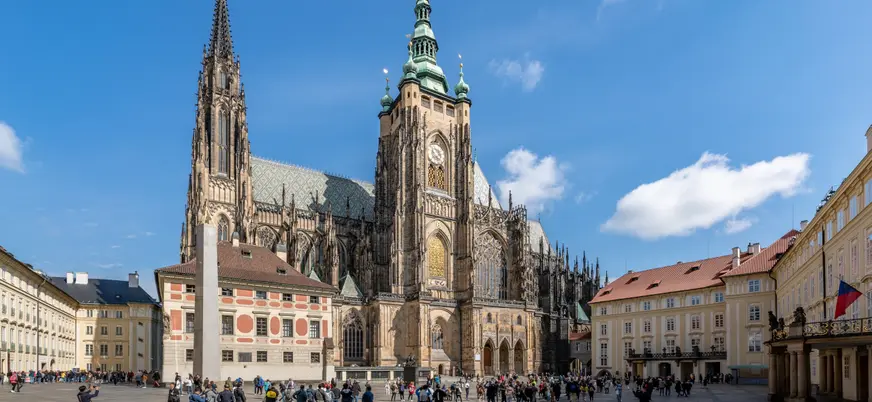Catedral de San Vito en el Castillo de Praga con turistas en la plaza