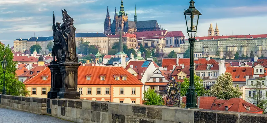 Vistas del Castillo de Praga desde el Puente de Carlos al amanecer
