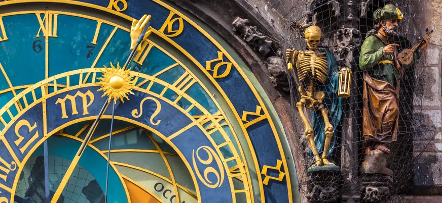 Detalle del desfile de los apóstoles del Reloj Astronómico en la Plaza de la Ciudad Vieja de Praga.