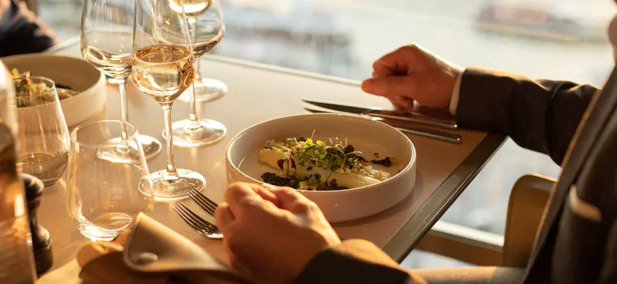 El menú de tres tiempos, diseñado por el chef Thierry Marx, será el acompañante perfecto para cenar mientras ves caer el sol.