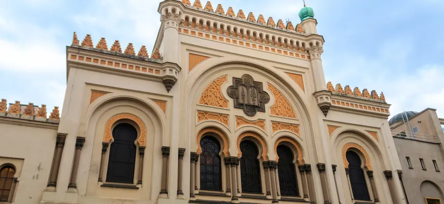 Fachada de la Sinagoga Española en el Barrio Judío de Praga