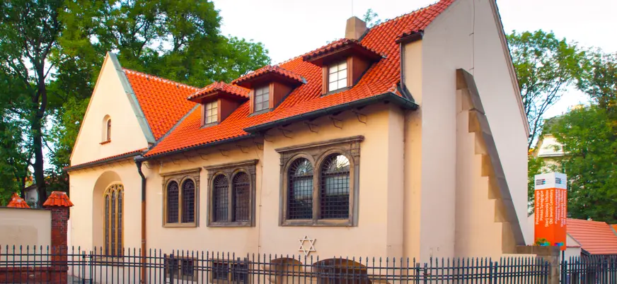 Fachada de la Sinagoga Pinkas en el Barrio Judío de Praga