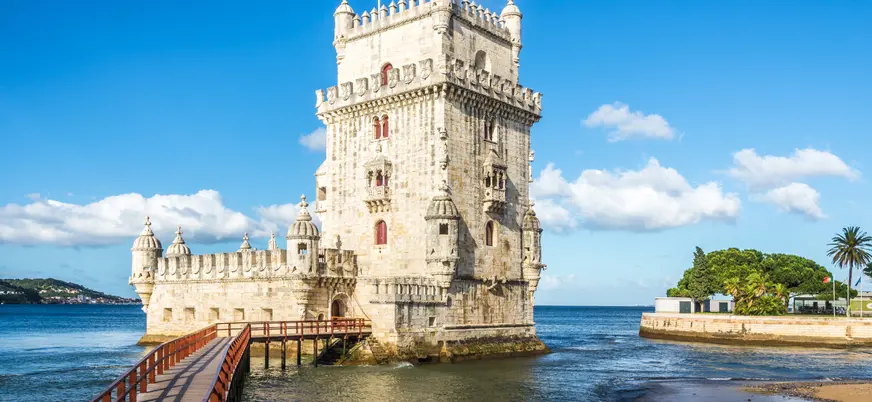 Torre de Belém junto al río Tajo en un día soleado.