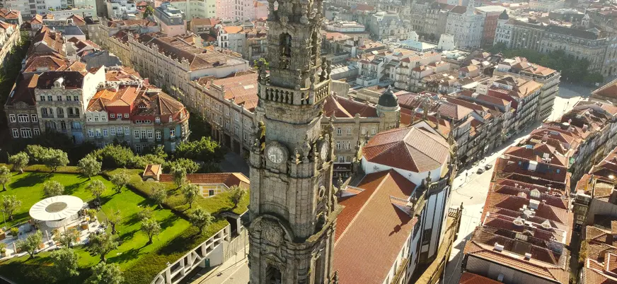 Vista aérea de la Torre de los Clérigos entre tejados y calles del centro de Oporto.