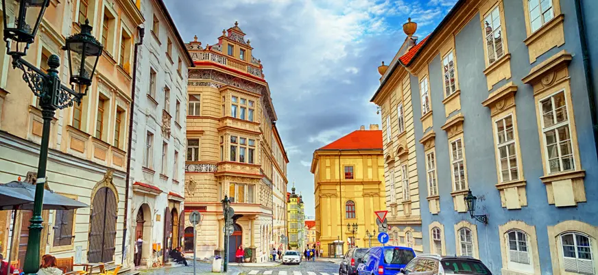 Calles empedradas y edificios históricos de Malá Strana en Praga