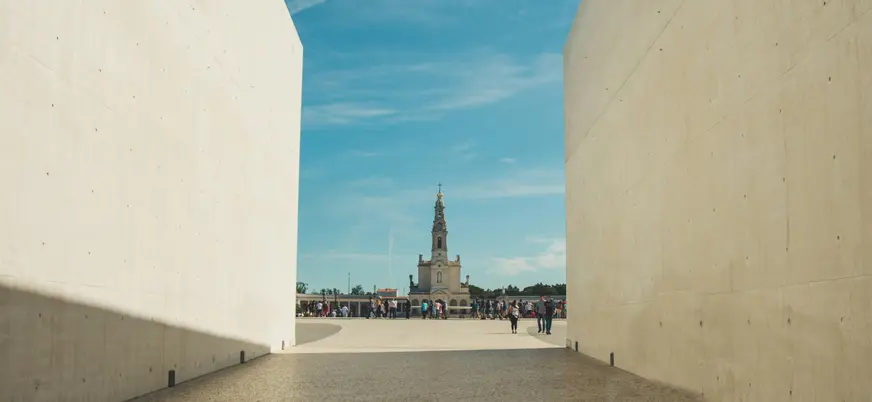 Santuario de Fátima, Portugal, visto entre los muros del recinto moderno.