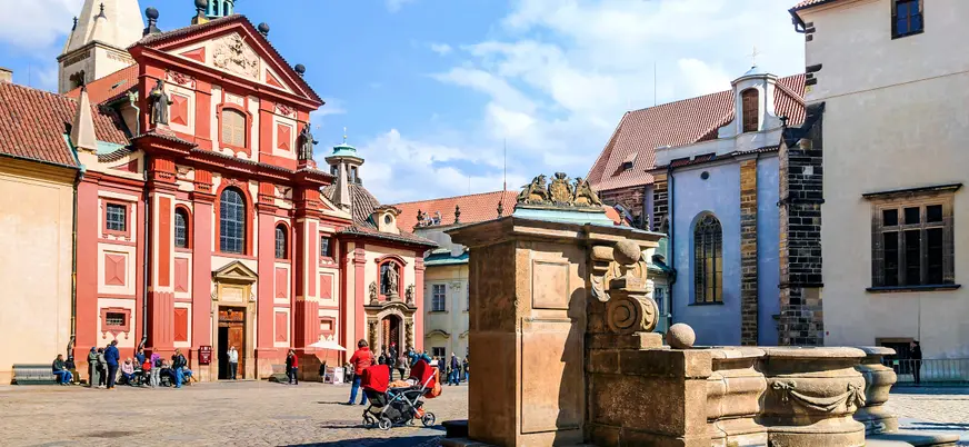 Basílica de San Jorge y una fuente en el patio del Castillo de Praga.