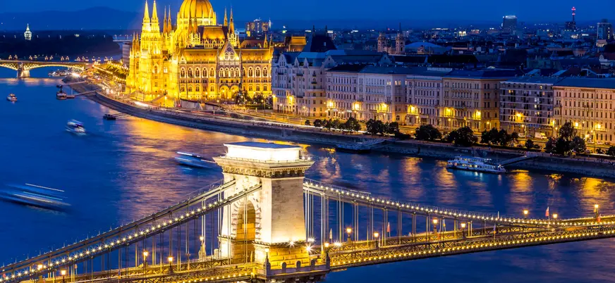 El Puente de las Cadenas y el Parlamento de Budapest iluminados de noche.