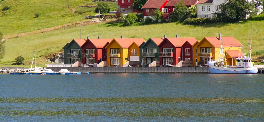 Las casas que se encuentran en la orilla te enamorarán con sus colores.