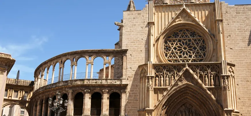 Fachada gótica de la Catedral de Valencia vista durante un tour en bici