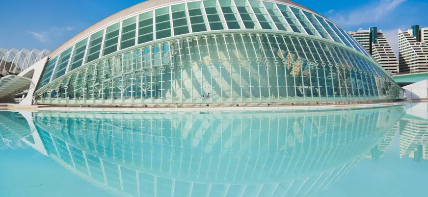 Hemisfèric reflejado en el agua en la Ciudad de las Artes y las Ciencias de Valencia