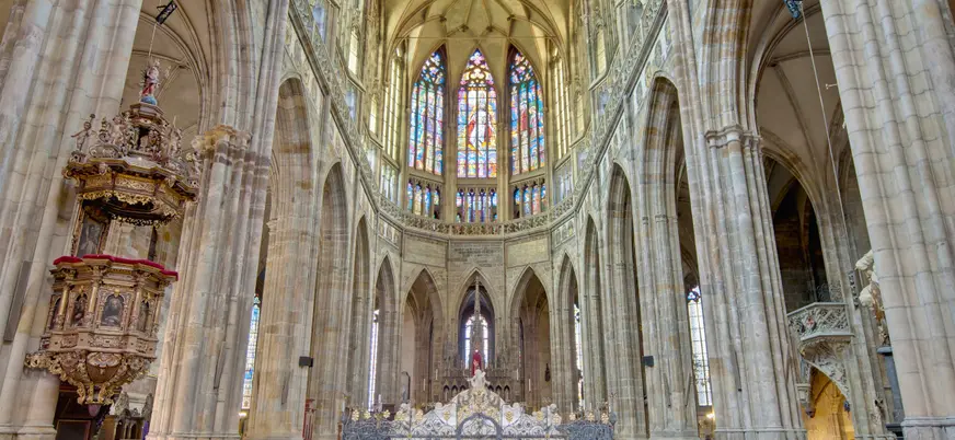 Interior gótico de la Catedral de San Vito con vidrieras en el Castillo de Praga.