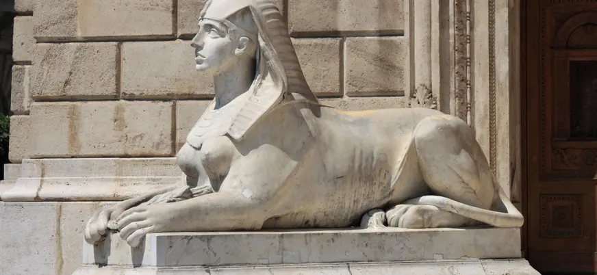 Escultura de esfinge en la fachada de la Ópera de Budapest, en Hungría.