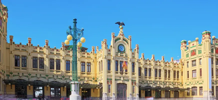 Fachada modernista de la Estación del Norte de Valencia en un tour en bici