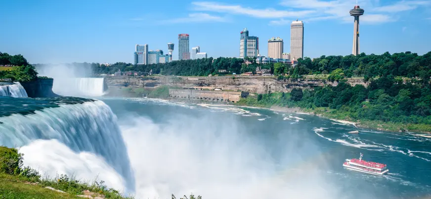 Vista de las Cataratas del Niágara desde Niagara Falls, Estados Unidos y Canadá