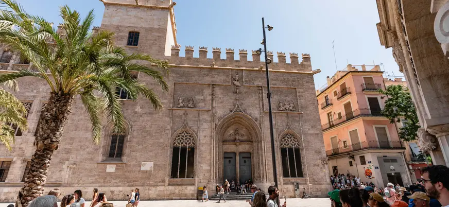 La Lonja de la Seda es otro de los edificios emblemáticos, pieza maestra de la arquitectura civil gótica.