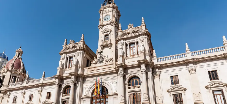 Admiraremos los numerosos elementos decorativos de la fachada del Ayuntamiento de Valencia. 