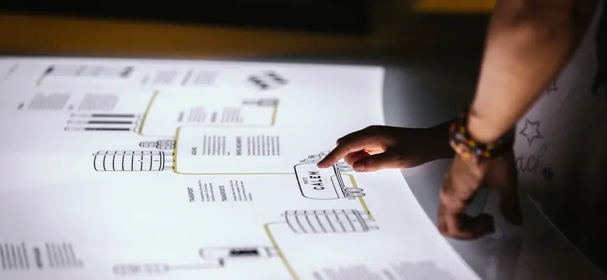 Mano infantil señalando un panel interactivo sobre el vino de Oporto en las bodegas Cálem.