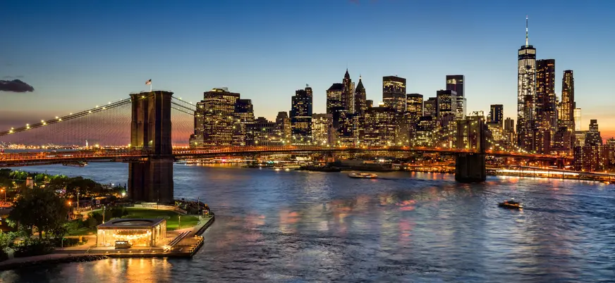 **Alt sugerido (≤80 caracteres):** Puente de Brooklyn y skyline de Manhattan desde DUMBO, Nueva York
