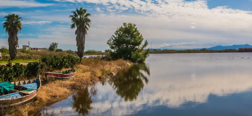 Barcas junto al lago en la Albufera de Valencia
